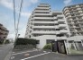 周辺の街並みの中で適度な主張、生活に溶け込むシンプルなデザインの外観が魅力の建物です。
