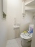 階段下を有効活用したトイレスペース。
便座はもちろんウォシュレット。

