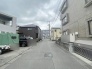 安心して暮らすことのできる住宅街。　住宅地の道路は一般に交通量が少なく車などの騒音が少ないため、住民にとって静かな生活環境が提供されます。
