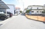 安心して暮らすことのできる住宅街。　住宅地の道路は一般に交通量が少なく車などの騒音が少ないため、住民にとって静かな生活環境が提供されます。
