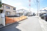 安心して暮らすことのできる住宅街。　住宅地の道路は一般に交通量が少なく車などの騒音が少ないため、住民にとって静かな生活環境が提供されます。
