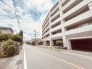 周辺の街並みの中で適度な主張、生活に溶け込むシンプルなデザインの外観が魅力の建物です。
