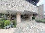 周辺の街並みの中で適度な主張、生活に溶け込むシンプルなデザインの外観が魅力の建物です。
