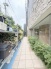 周辺の街並みの中で適度な主張、生活に溶け込むシンプルなデザインの外観が魅力の建物です。
