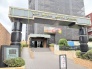 周辺の街並みの中で適度な主張、生活に溶け込むシンプルなデザインの外観が魅力のマンションです。
