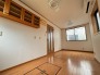 洋室はモダンなデザインと機能性を備え、快適な生活空間に。明るい窓から差し込む自然光が広々とした空間をさらに明るく開放的に感じさせます。

