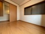 洋室はモダンなデザインと機能性を備え、快適な生活空間に。明るい窓から差し込む自然光が広々とした空間をさらに明るく開放的に感じさせます。

