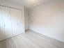 スタイリッシュなデザインと快適な居住性を兼ね備えた洋室。広々とした空間は、自分らしいインテリアを楽しむことができるほか、リラックスした時間を過ごすことができそうです。
