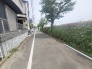 安心して暮らすことのできる住宅街。　住宅地の道路は一般に交通量が少なく車などの騒音が少ないため、住民にとって静かな生活環境が提供されます。
