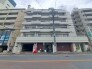 周辺の街並みの中で適度な主張、生活に溶け込むシンプルなデザインの外観が魅力の一戸建です。

