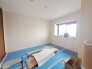 スタイリッシュなデザインと快適な居住性を兼ね備えた洋室。広々とした空間は、自分らしいインテリアを楽しむことができるほか、リラックスした時間を過ごすことができそうです。
