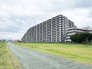 多摩川サイクリングロードを望むレガリア。豊かな自然と調和する穏やかな佇まいが、この場所に暮らす日々にゆとりと開放感をもたらしてくれます
