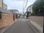 安心して暮らすことのできる住宅街。　住宅地の道路は一般に交通量が少なく車などの騒音が少ないため、住民にとって静かな生活環境が提供されます。
