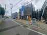 安心して暮らすことのできる住宅街。　住宅地の道路は一般に交通量が少なく車などの騒音が少ないため、住民にとって静かな生活環境が提供されます。
