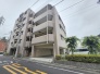 周辺の街並みの中で適度な主張、生活に溶け込むシンプルなデザインの外観が魅力のマンションです。
