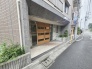 周辺の街並みの中で適度な主張、生活に溶け込むシンプルなデザインの外観が魅力のマンションです。
