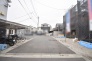 安心して暮らすことのできる住宅街。　住宅地の道路は一般に交通量が少なく車などの騒音が少ないため、住民にとって静かな生活環境が提供されます。
