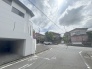 安心して暮らすことのできる住宅街。　住宅地の道路は一般に交通量が少なく車などの騒音が少ないため、住民にとって静かな生活環境が提供されます。
