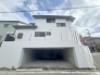 周辺の街並みの中で適度な主張、生活に溶け込むシンプルなデザインの外観が魅力の一戸建です。
