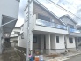 周辺の街並みの中で適度な主張、生活に溶け込むシンプルなデザインの外観が魅力の一戸建です。
