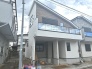 現在建物を建築中です、建築中の物件については現地確認の他、同施工会社の完成施工例のご案内、担当者のプレゼンテーションにてご検討ください。適切なご検討の方法をご説明させて頂きます。
