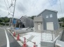 周辺の街並みの中で適度な主張、生活に溶け込むシンプルなデザインの外観が魅力の一戸建です。
