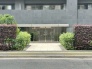 周辺の街並みの中で適度な主張、生活に溶け込むシンプルなデザインの外観が魅力の建物です。
