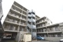周辺の街並みの中で適度な主張、生活に溶け込むシンプルなデザインの外観が魅力のマンションです。
