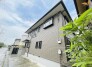 落ち着いた色合いの外観が周囲の街並みに美しく溶け込む住まい。
