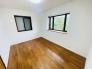 洋室はモダンなデザインと機能性を備え、快適な生活空間に。明るい窓から差し込む自然光が広々とした空間をさらに明るく開放的に感じさせます。

