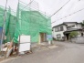 周辺の街並みの中で適度な主張、生活に溶け込むシンプルなデザインの外観が魅力の一戸建です。
