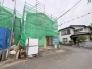 周辺の街並みの中で適度な主張、生活に溶け込むシンプルなデザインの外観が魅力の一戸建です。
