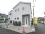 周辺の街並みの中で適度な主張、生活に溶け込むシンプルなデザインの外観が魅力の一戸建です。
