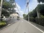 安心して暮らすことのできる住宅街。　住宅地の道路は一般に交通量が少なく車などの騒音が少ないため、住民にとって静かな生活環境が提供されます。

