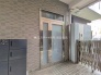 周辺の街並みの中で適度な主張、生活に溶け込むシンプルなデザインの外観が魅力のマンションです。

