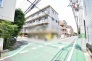周辺環境と調和する、洗練されたデザインの外観。飽きのこないシンプルな造りが心地よい日常を演出します。
