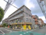 周辺の街並みの中で適度な主張、生活に溶け込むシンプルなデザインの外観が魅力のマンションです。
