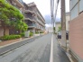 見通しの良い平坦な道が続きゆとりある街並みが広がります。周辺は静かで心地よい雰囲気が漂います。
