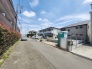 安心して暮らすことのできる住宅街。　住宅地の道路は一般に交通量が少なく車などの騒音が少ないため、住民にとって静かな生活環境が提供されます。
