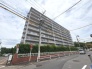 周辺の街並みの中で適度な主張、生活に溶け込むシンプルなデザインの外観が魅力のマンションです。
