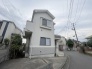 周辺の街並みの中で適度な主張、生活に溶け込むシンプルなデザインの外観が魅力の一戸建です。
