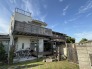 周辺の街並みの中で適度な主張、生活に溶け込むシンプルなデザインの外観が魅力の一戸建です。
