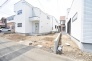 安心して暮らすことのできる住宅街。　住宅地の道路は一般に交通量が少なく車などの騒音が少ないため、住民にとって静かな生活環境が提供されます。
