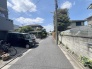 安心して暮らすことのできる住宅街。　住宅地の道路は一般に交通量が少なく車などの騒音が少ないため、住民にとって静かな生活環境が提供されます。
