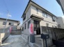 周辺の街並みの中で適度な主張、生活に溶け込むシンプルなデザインの外観が魅力の一戸建です。
