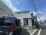 周辺の街並みの中で適度な主張、生活に溶け込むシンプルなデザインの外観が魅力の一戸建です。
