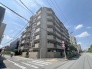 周辺の街並みの中で適度な主張、生活に溶け込むシンプルなデザインの外観が魅力の建物です。
