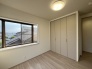 スタイリッシュなデザインと快適な居住性を兼ね備えた洋室。広々とした空間は、自分らしいインテリアを楽しむことができるほか、リラックスした時間を過ごすことができそうです。
