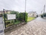 安心して暮らすことのできる住宅街。　住宅地の道路は一般に交通量が少なく車などの騒音が少ないため、住民にとって静かな生活環境が提供されます。
