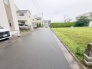 安心して暮らすことのできる住宅街。　住宅地の道路は一般に交通量が少なく車などの騒音が少ないため、住民にとって静かな生活環境が提供されます。

